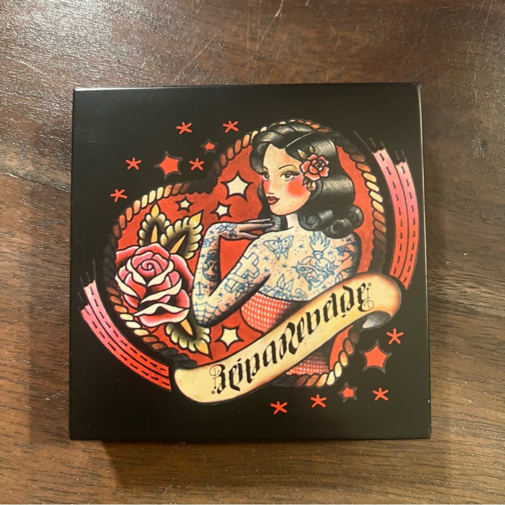 REINA REBELDE
On Your Face Finishing Powder in Cafecito